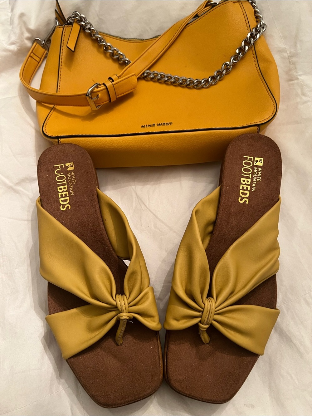 WHITE MOUNTAIN FOOTBEDS GLAMMING Mustard Knot-Front Slide Sandals Size 8